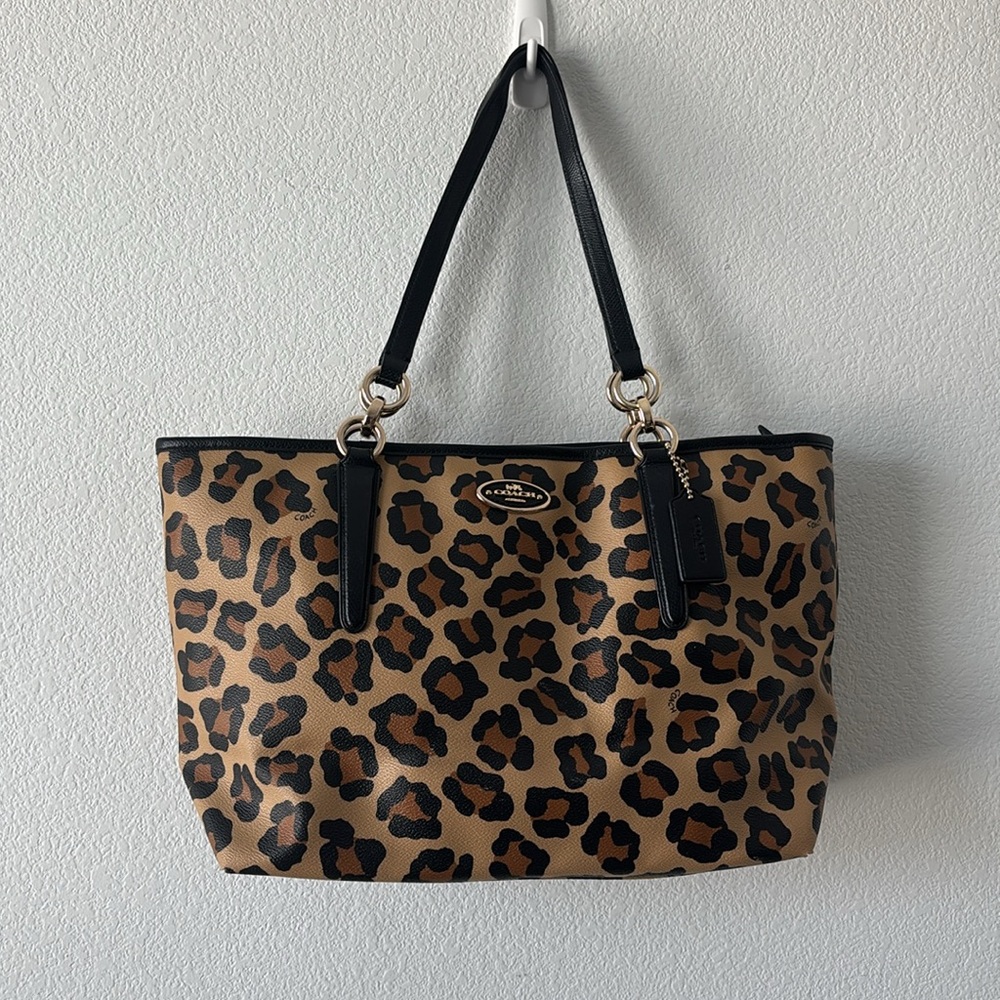 🔥 *Spotlight Stealer* Coach Gallery Bag
~ Leopard Print Posh Perfection! - Picture 9 of 16